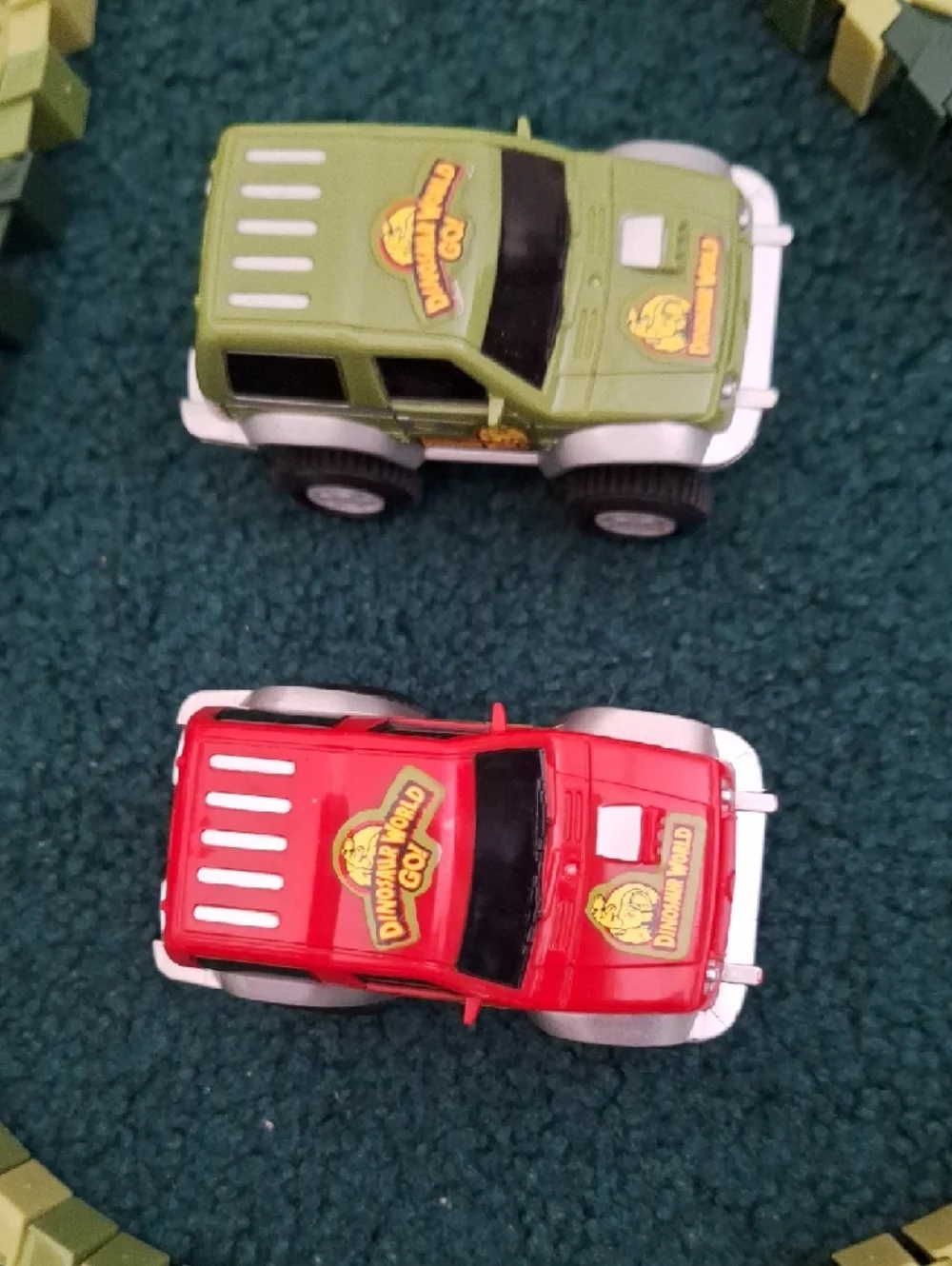 Reptile Habitat Flexible Track Set - Green & 2 Magic Cars